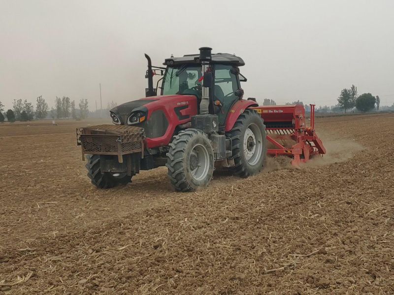 奧龍驅(qū)動耙條播機作業(yè)錄像